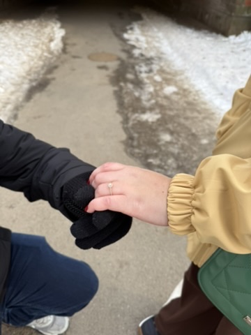 Mãos entrelaçadas com aliança de noivado