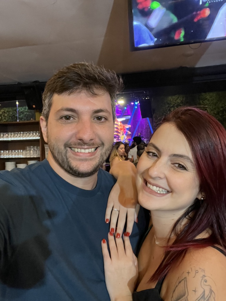 Stephanie e Bruno celebrando o noivado